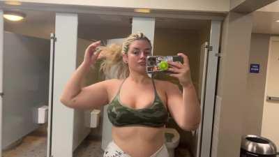 A little gym flash for you… fuck me in the locker room