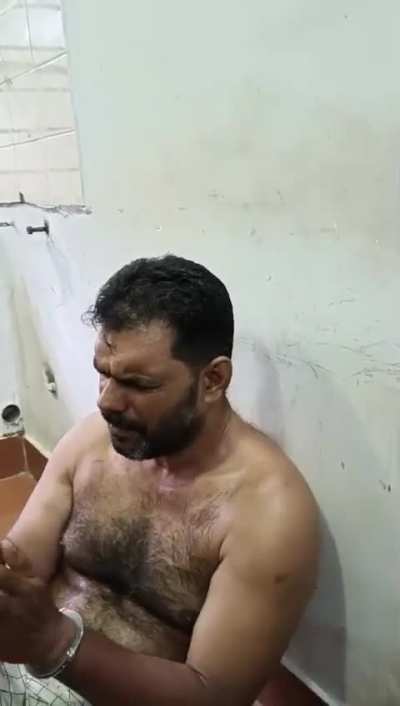 അടൂരിൽ വൈദീകനായി ചമഞ്ഞു് കൂടുംബിനിയുടെ മാല പൊട്ടിച്ചു കടന്നു കളഞ്ഞു പ്രതി പോലീസ് കസ്റ്റഡിയിൽ ആയപ്പോൾ വീട്ടിൽ കയറി പ്രാർത്ഥിച്ച ആ പ്രാർത്ഥന വീണ്ടും ആവർത്തിക്കാൻ ആവശ്യപ്പെടുംബോൾ പ്രാർത്ഥിക്കുന്നു.