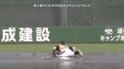 This baseball player entertained fans after the match got cancelled due to rain
