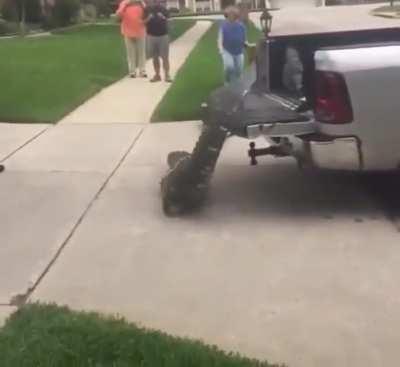 Gator resisting arrest, knocks out an officer and tail whips another.