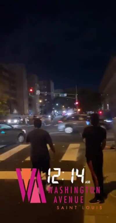 Footage of regime forces coming under fire by unknown armed civilians. Police were forced to flee. Four taken to the hospital.