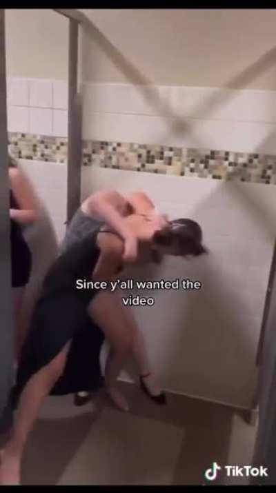 Something tells me girl in black dress is a bully 🤔 and the other one definitely needs new friends 😐