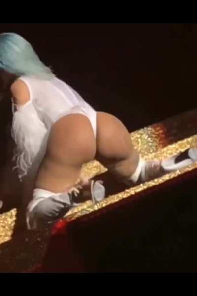 Cardi got such a fat ass