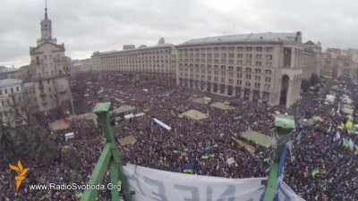 Filmed 8th December 2013. Incredible video from 9 years ago. EuroMaidan. Independence Square Kyiv. Ukrainian citizens demonstrate their indominable spirit. 3 minutes 34 seconds to remind us the will of the people and the territory of Ukraine is indivisibl