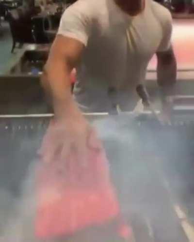 Salt bae makes a dry ass Sandwich