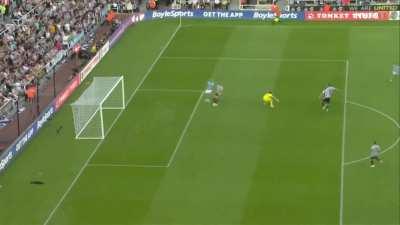 This Haaland run is just broken. Imagine defending against him, watching this is really scary, it looked like the man is possessed.