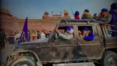 Sant Jarnail Singh Khalsa Bhindranwale explaining the significance of the Nishan Sahib.