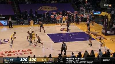 [Highlight] LeBron beats the shot clock with the clutch triple over curry