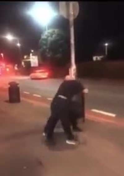 After a night of heavy drinking, Terry Bradshaw and Gary Busey disagree on who should cover the bar tab