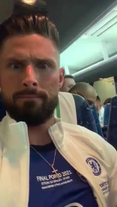[Giroud on tiktok] 'Nice this trip to Portugal: a little tiring, but I met someone and we let go more 😍'