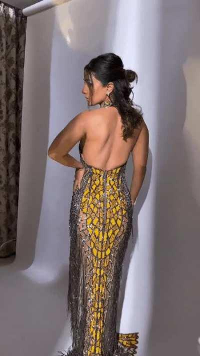 Hina khan showing her sexiest assets 🤤 ahhh look at her sidemelons 🥵 undoubtedly this dress was the sexiest dress she ever wear ✊💦(new)