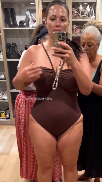 Queen Ashley Graham curves and face closeup in a swimsuit selfie video