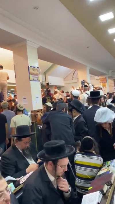 This year too, the war does not stop the Hasidic Jews, who from all over the world reach Uman, in central Ukraine, for the Jewish New Year.