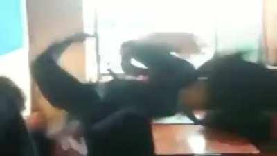 Creo que esto es en Chile. Igual, tiraron muchas mochilas y pocas mesas, entonces no sé con exactitud