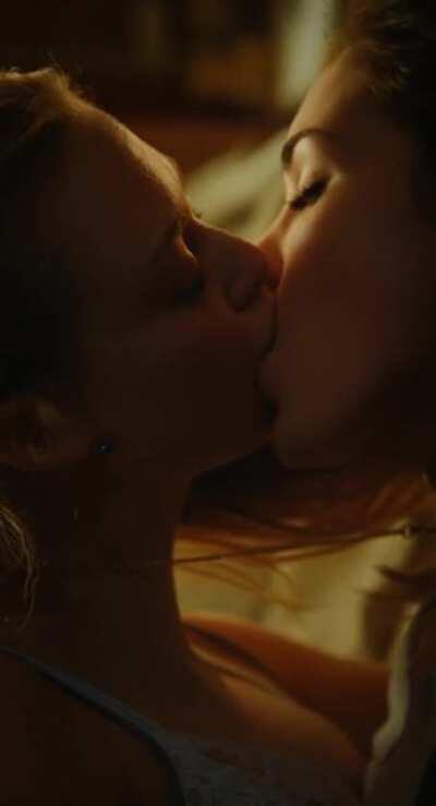 Amanda Seyfried & Megan Fox making out