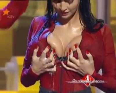 Someone Give This Woman A Towel