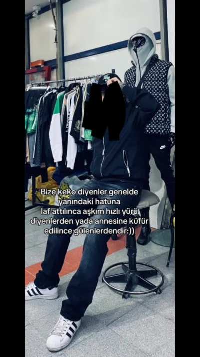 İnsanlara laf atmaması gerektiğini bilmiyor ve karşılık vermeyenleri mal yerine koyuyor...KEKO