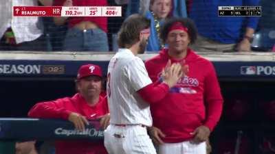 [Highlight] [Highlight] JT Realmuto hits a 404 foot dong to make it a 3-0 Phillies lead in the 4th