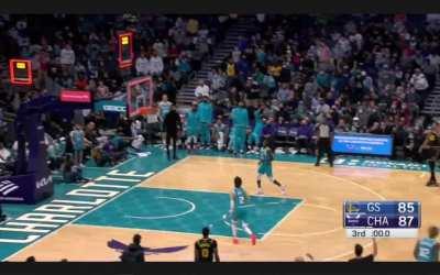 [Highlight] Steph beats the 3rd Q buzzer from 40 feet out