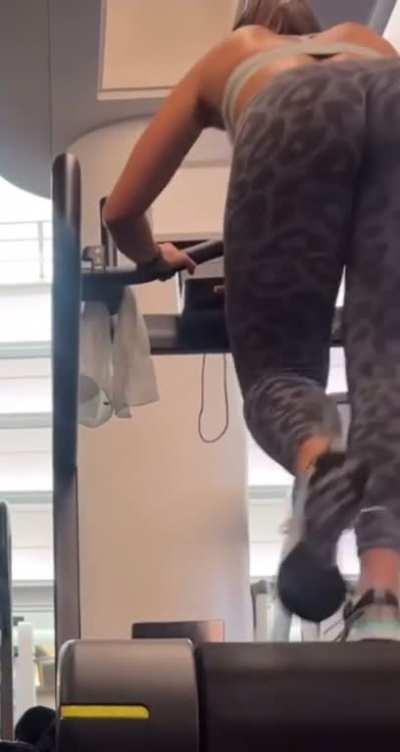 Elle on a treadmill