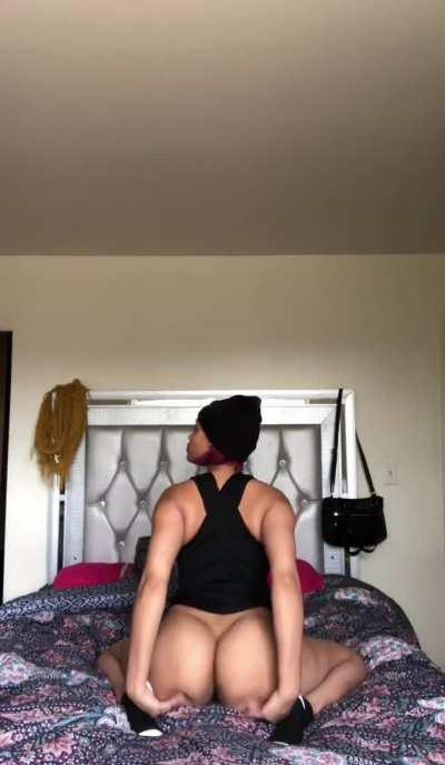 Wiggle those asscheeks