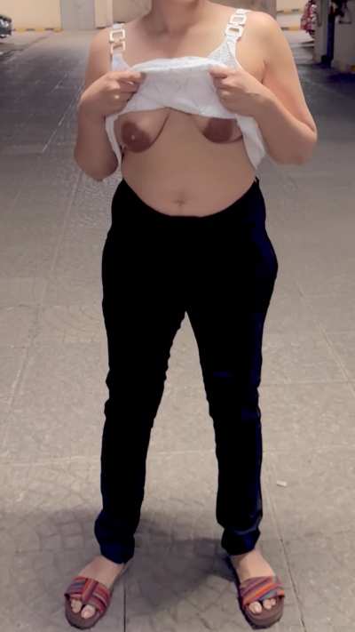 Parking lot jiggle n some giggles (f)