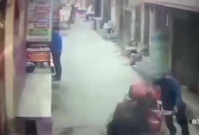 WCGW stealing from someone in a narrow alley?
