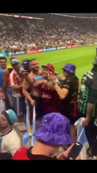 Urgente hay que hacer una misión diplomática a Qatar, están en prisión las pibas del topless en la final. Representan la cultura, el espíritu y la famosa carne argentina. No se las puede abandonar (Video relevante y NSFW)