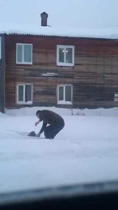 В Ханты-Мансийске таксист вытащил из сугроба школьника, который провалился в него по шею и просидел так несколько десятков минут. Не самая полезная криотерапия