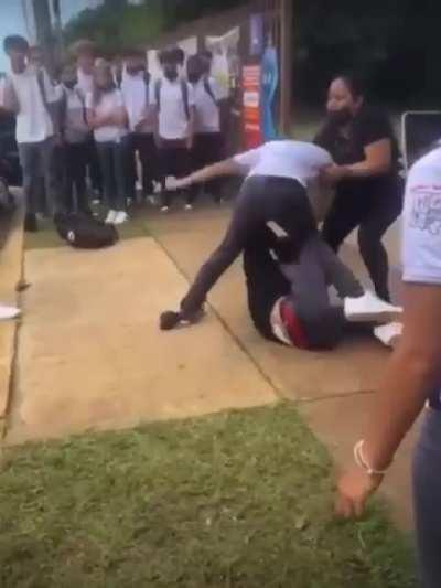 First school fight of the year! 2 freshman in high school fighting over a girl