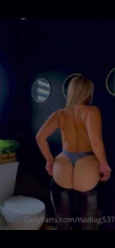 Les comparto este video del only de Nadia 