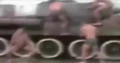 How Gayreeks clean the tank🤢🤮🏳️‍🌈🏳️‍⚧️🇺🇾