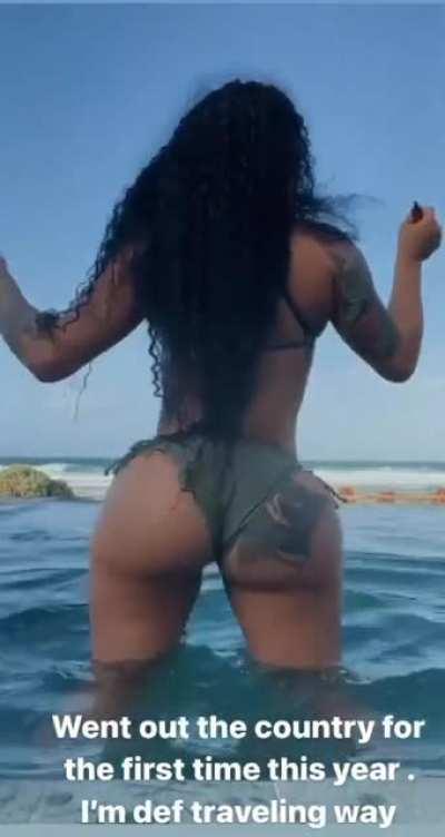 🍑💚👙