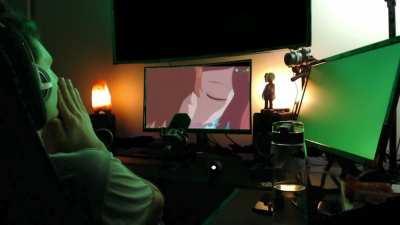 yayıncı adam diriliş izlerken babası odaya gırıyor .mp4