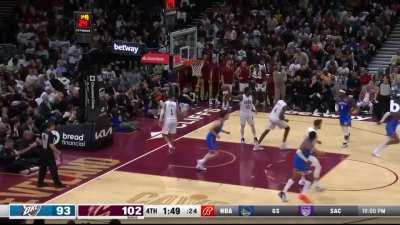 [Highlight]Down 9 with 2 minutes left, the Thunder fire off three straight threes to tie the game.