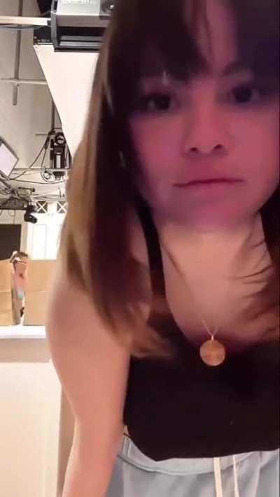 Let it hang out (braless)