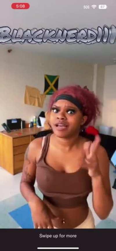 Anybody know her name or tiktok?😫🤤🤤🤤