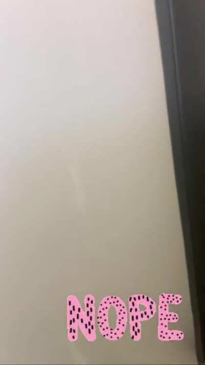 Su novio le hace broma en la regadera