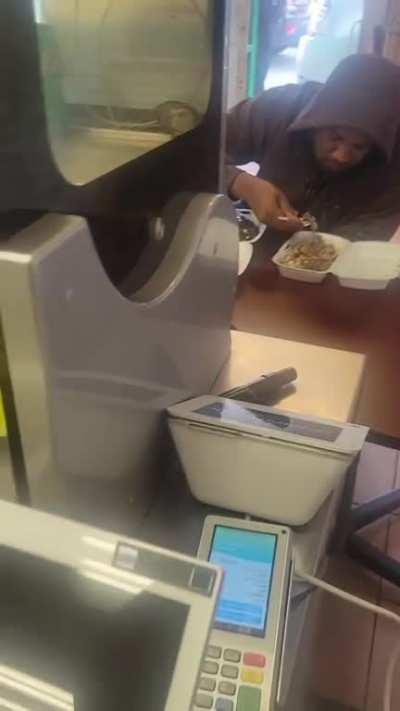 Ye went to a random restaurant in LA and the owner recorded him eating ð­