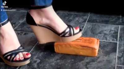 Wedges cake crushing 