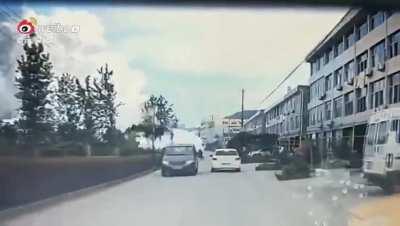 Gasoline tank truck went airborne after explosion in China 13.06.2020