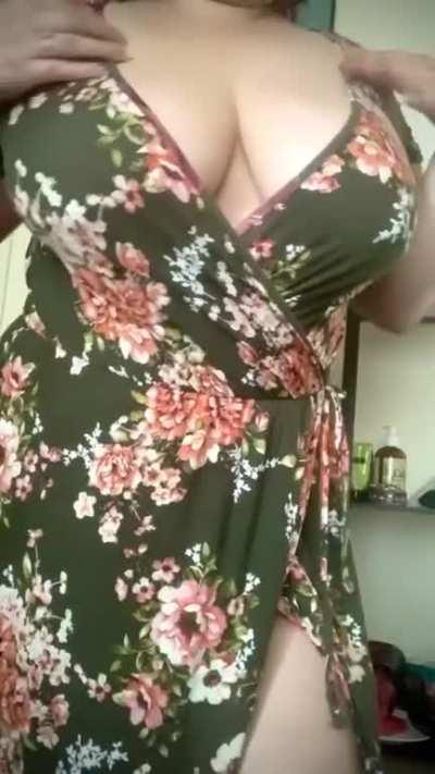 I love lounging in summer dresses 💚