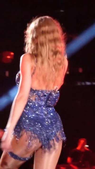 Totally obsessed with Taylor Swift's delicious ass