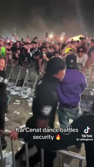 Yo Kai Cenat had a dance battle with a female security officer at Rolling Loud