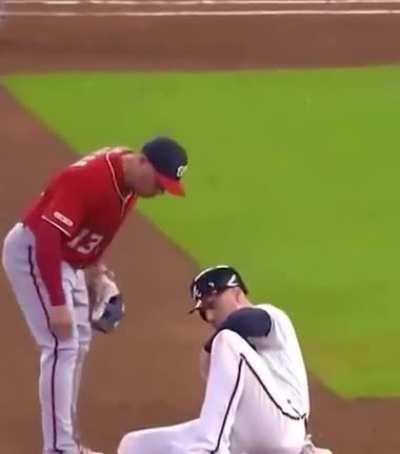 В футболе обоих бы на носилках выносили