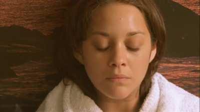 Marion Cotillard nude - Les jolies choses (2001) Marion Cotillard in nude scene from Les jolies choses which was released in 2001. She shows us her tits, and bush including full frontal nudity in sex scene.