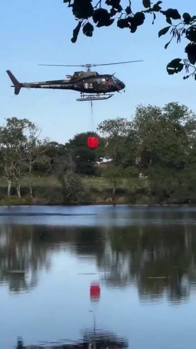 A fire department helicopter lost control, spun and crashed into the water while attempting to collect water, no injuries - Rosporden, Finistère, France, 24 August 2025