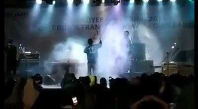 2018. Indonesian band's concert suddenly hit by a tsunami