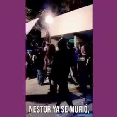 Un grupo de estudiantes Militantes Universitarios de La Franja Morada. CANTARON Y PIDIERON POR LA MUERTE DE LA VICE PRESIDENTA DE LA NACION CRISTINA FERNANDEZ