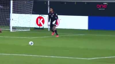 Jogando com os pés.